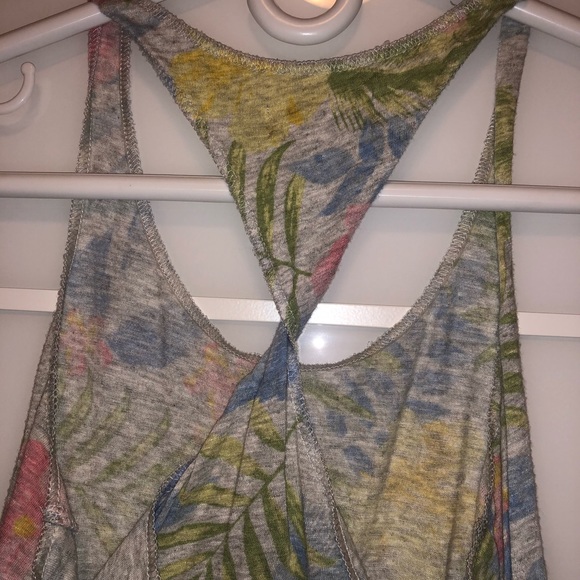 $6 W/Purchase Hollister Floral Twist Back Tank Top - Picture 3 of 3